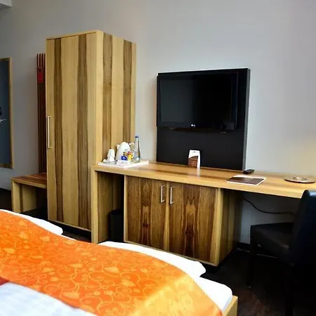 מלון Amh Airport-messe-hotel Stuttgart 3*